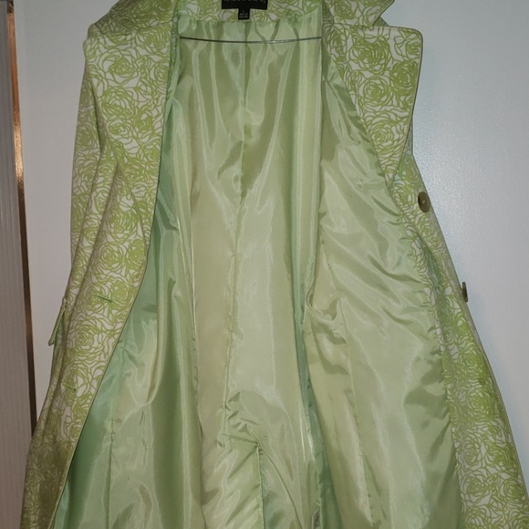 Gallery Trenchcoat - Picture 4 of 7